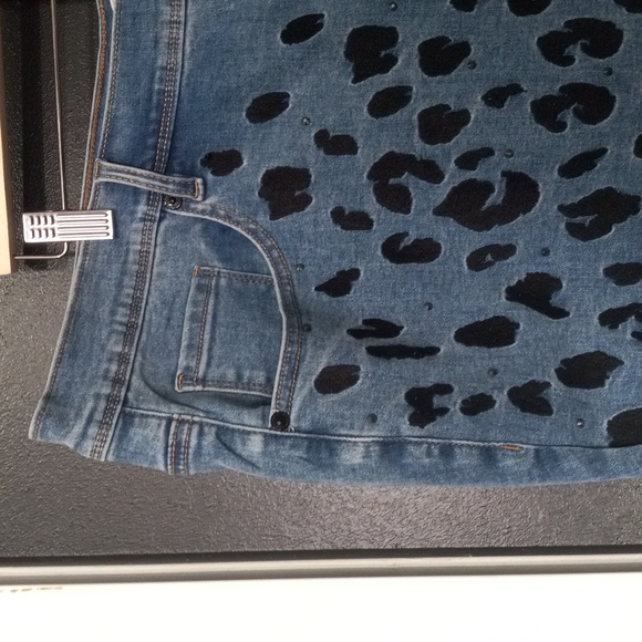 DG2 by Diane Gilman Signature Collection Stylish Blue Leopard Print Jeans - Picture 6 of 15
